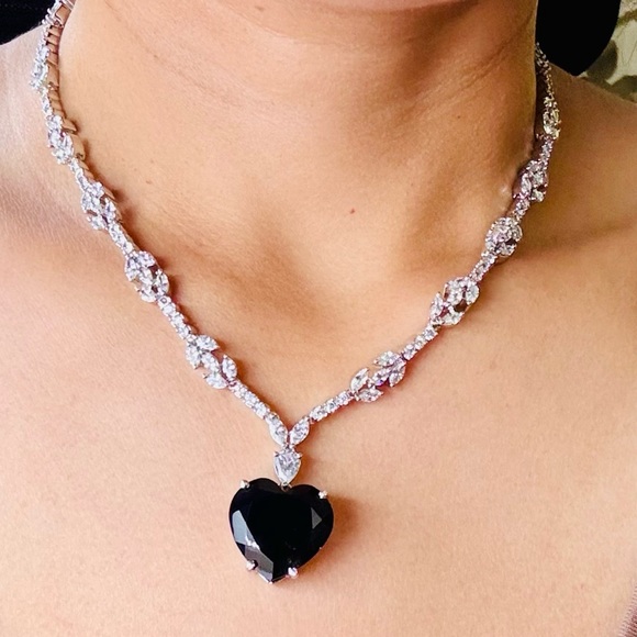 Heart Shaped Pendant Necklace never goes Wrong - Picture 1 of 3